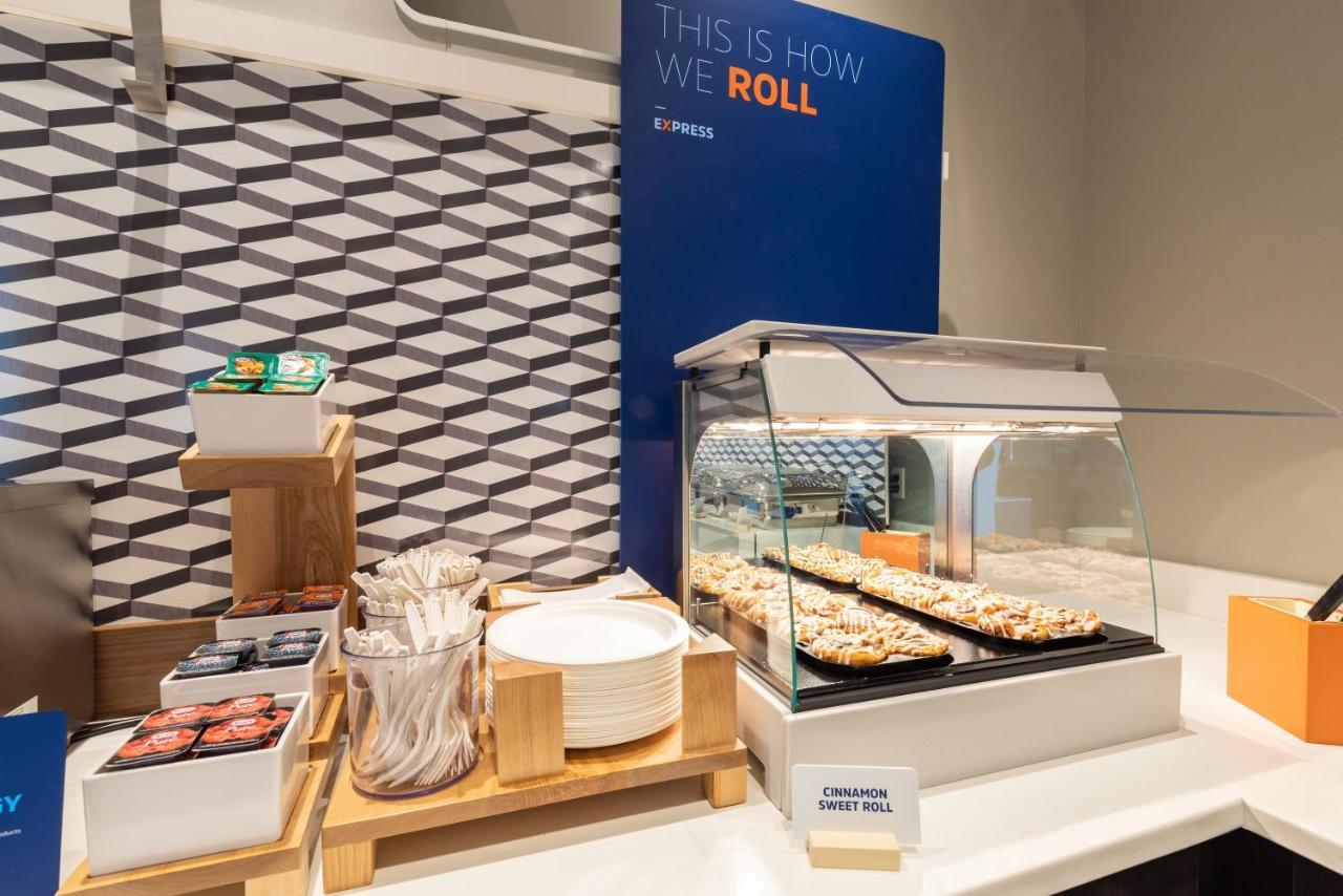Holiday Inn Express & Suites - Madison West - Middleton By Ihg Eksteriør bilde